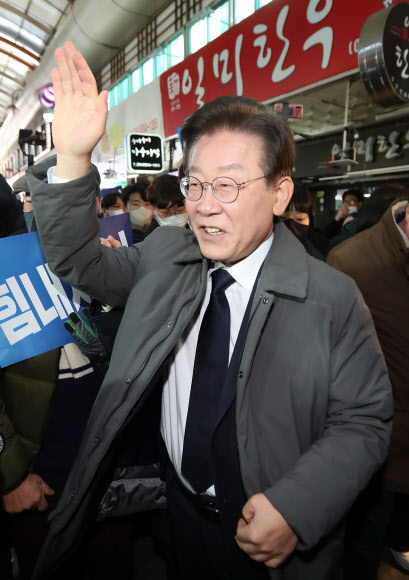 더불어민주당 이재명 대표가 22일 경북 안동시 중앙신시장을 방문한 자리에서 시민들에게 인사하고 있다.연합뉴스
