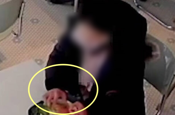 한 여성이 빵집에서 “샌드위치에서 머리카락이 나왔다”며 환불을 요구했으나, 이 주장이 폐쇄회로TV(CCTV)를 통해 거짓으로 밝혀졌다. JTBC 사건반장 영상 캡처 