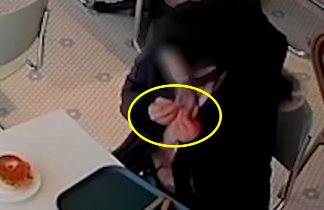 한 여성이 빵집에서 “샌드위치에서 머리카락이 나왔다”며 환불을 요구했으나, 이 주장이 폐쇄회로TV(CCTV)를 통해 거짓으로 밝혀졌다. JTBC 사건반장 영상 캡처  