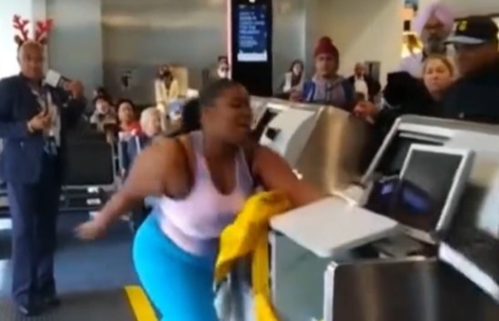 미국 마이애미 국제공항에서 카밀리아 맥밀리(25)가 난동을 부리고 있다. 트위터 캡처