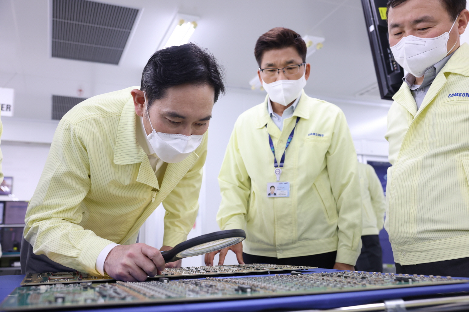 하노이 삼성R&D센터 준공식에 참석하기 위해 베트남을 방문한 이재용(앞줄 오른쪽 두번째) 삼성전자 회장이 준공식 전날인 지난 22일 현지 사업장에서 통신장비 생산 라인을 점검하고 있다. 삼성전자 제공 
