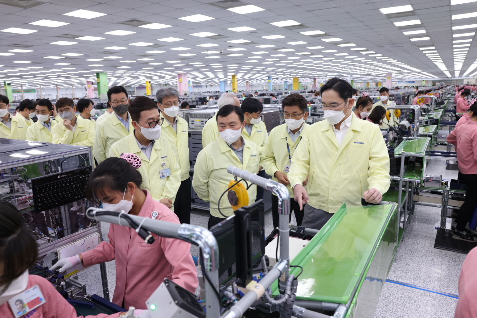 하노이 삼성R&D센터 준공식에 참석하기 위해 베트남을 방문한 이재용(앞줄 오른쪽 두번째) 삼성전자 회장이 준공식 전날인 지난 22일 현지 스마트폰 공장을 둘러보고 있다. 삼성전자 제공