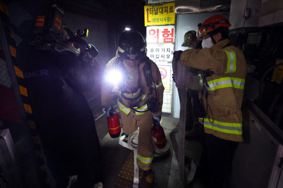 철수하는 소방대원들