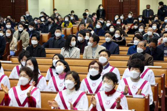 윤석열 대통령과 김건희 여사가 25일 서울 성북구 영암교회에서 열린 성탄절 예배에 참석하고 있다. 영암교회는 윤석열 대통령이 초등학교 1학년부터 중학교 1학년때까지 다닌 교회다.-연합뉴스