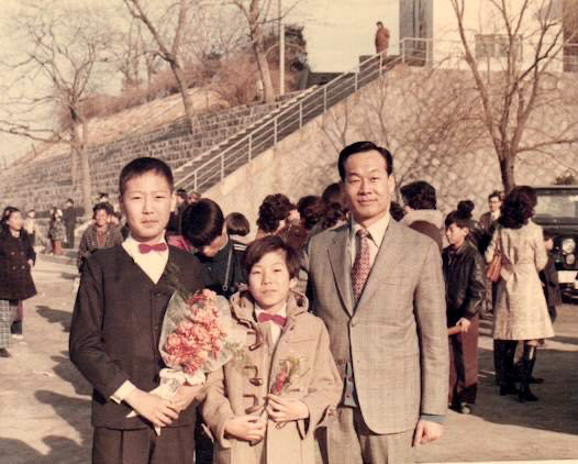 초등학교 졸업 사진속 윤석열 대통령