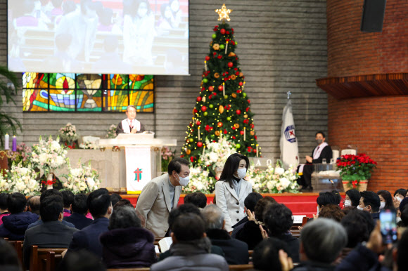 성탄절 예배 참석한 윤석열 대통령과 김건희 여사