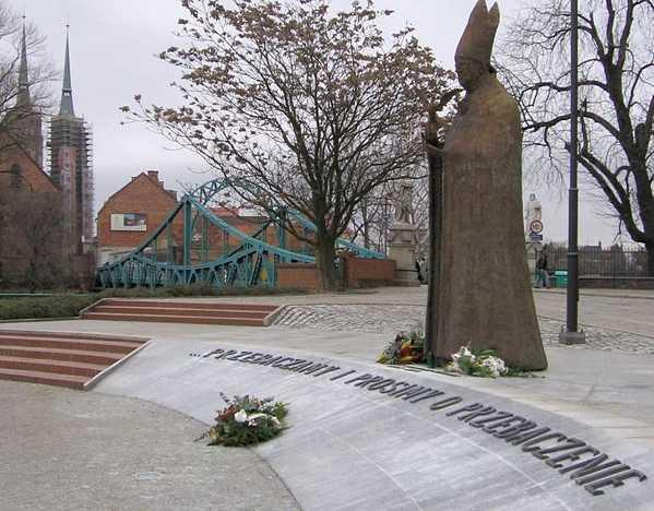 1965년 화해와 용서의 서신 초안을 작성한 폴란드의 볼레슬라프 코미네크 대주교 동상.  위키피디아 제공