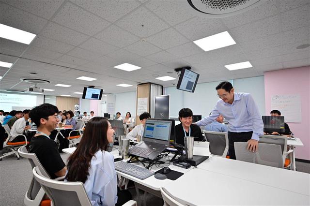 이재용 삼성전자 회장이 2019년 삼성청년SW아카데미 광주캠퍼스에서 학생들을 격려하고 있는 모습. 삼성전자 제공