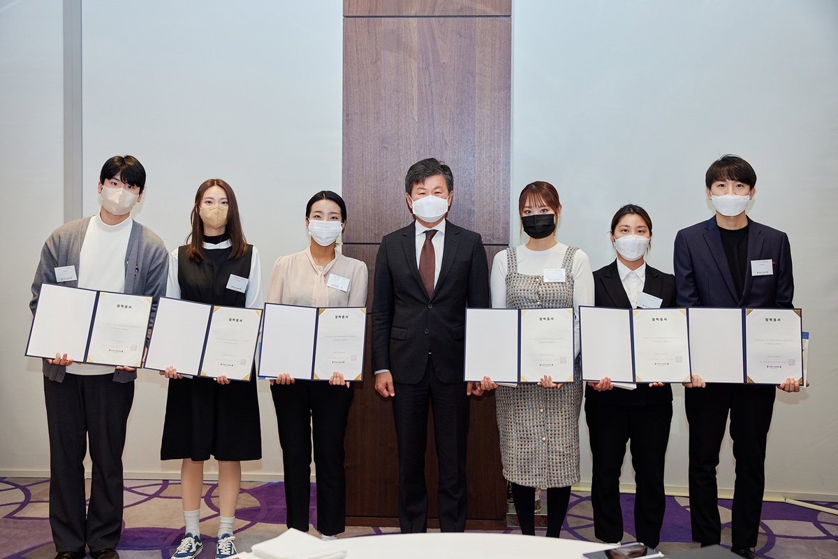 정몽규(가운데) 포니정재단 이사장이 26일 서울 강남구 파크하얏트 서울에서 제2기 포니정 발돋움장학생들에게 증학증서를 전달한 뒤 수상자들과 기념촬영을 하고 있다. 포니정재단 제공