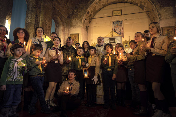 25일(현지시간) 우크라이나 하르키우에서 평화를 위한 촛불의식을 하는 시민들. AP