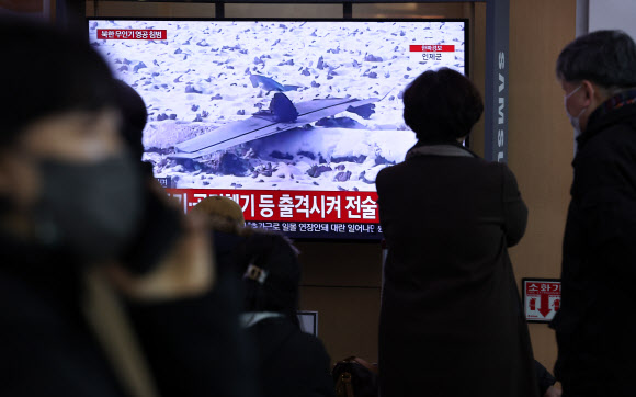 ‘북한 무인기 영공침범’ 소식 접하는 서울시민들