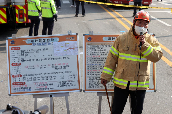 최성범 서울용산소방서장이 지난 10월 30일 서울 용산구 이태원동 핼러윈 인파 압사 사고 현장에서 브리핑을 하고 있다. 최 서장의 구속영장 신청한 경찰 특별수사본부는 검찰이 영장을 반려하자 “납득할 수 없다”며 공개적으로 반발했다. 2022.10.30 연합뉴스