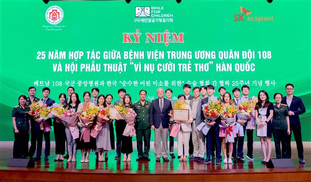 지난 9월 베트남에서 개최된 ‘베트남 얼굴 기형 어린이 무료 수술’ 행사. SK 제공
