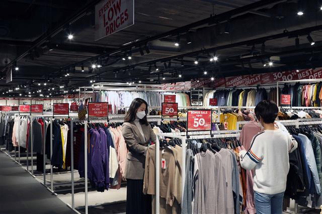 고객들이 신세계팩토리스토어 강남점에서 중소 패션브랜드 제품들을 둘러보고 있다. 신세계백화점 제공