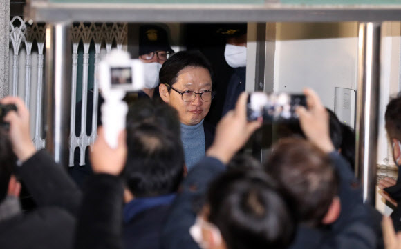 댓글 여론조작 혐의로 2021년 7월 26일 구속된 김경수 전 경남지사가 28일 경남 창원시 마산회원구 창원교도소에서 특별사면으로 출소하고 있다. 김 전 지사는 이번 사면으로 잔여 형기 5개월은 면제됐지만, 복권은 되지 않았다. 2022.12.28 연합뉴스