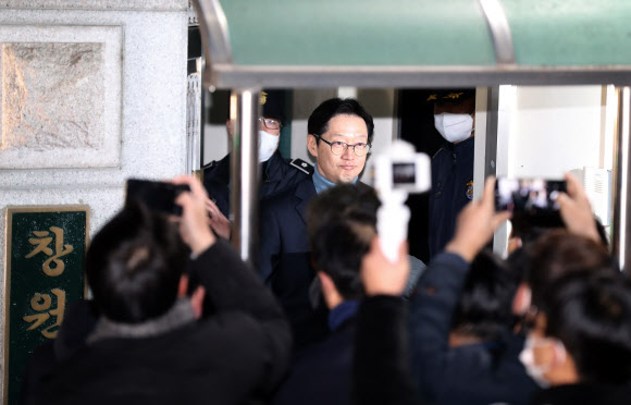 댓글 여론조작 혐의로 2021년 7월 26일 구속된 김경수 전 경남지사가 28일 경남 창원시 마산회원구 창원교도소에서 특별사면으로 출소하고 있다.김 전 지사는 이번 사면으로 잔여 형기 5개월은 면제됐지만, 복권은 되지 않았다. 2022.12.28 연합뉴스