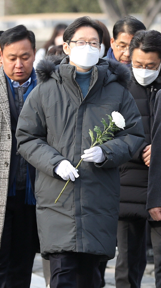 김경수 전 경남지사가 28일 오전 경남 김해시 진영읍 봉하마을 노무현 전 대통령 묘역을 참배하고 있다. 왼쪽은 부인 김정순 씨.노 전 대통령 묘역 참배는 김 전 지사 출소 후 첫 공식 일정이다. 2022.12.28 연합뉴스