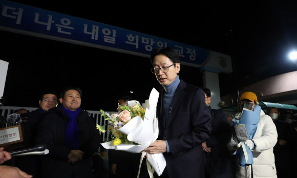 김경수 전 경남지사 특별사면으로 출소.  김경수 전 경남지사가 28일 경남 창원시 마산회원구 창원교도소에서 특별사면으로 출소하며 꽃다발을 받고 있다. 연합뉴스