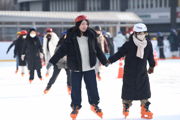 성탄절이 하루 지난 26일 서울 중구 서울광장 스케이트장을 찾은 사람들이 스케이트를 타고 있다. 도준석 기자
