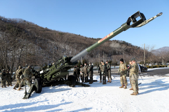 28일 경기도 동두천시 캠프 케이시에서 미2사단/한미연합사단 예하 스트라이커 여단이 M777A2 견인포를 시연하고 있다.    이날 스트라이커 여단은 육군과 방위산업 관계자들을 초청해 한반도에 순환배치된 스트라이커 장갑차 등을 소개하며 장비 전시를 진행했다. 2022.12.28  연합뉴스