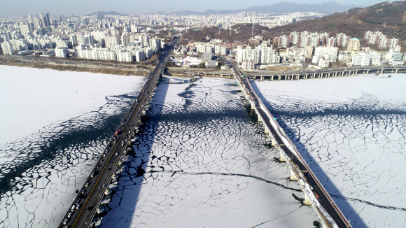 하얗게 변한 한강