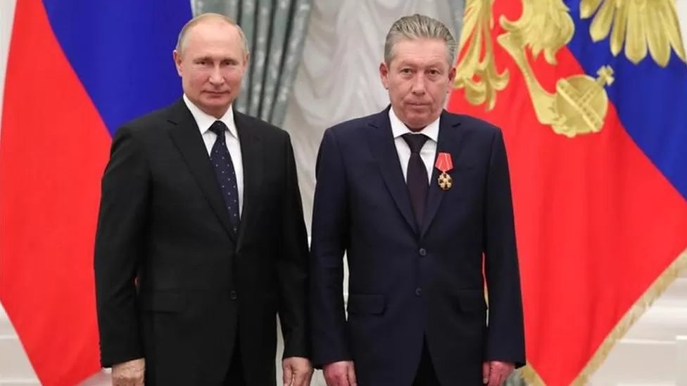 라빌 마가노프(오른쪽) 루크오일 회장이 블라디미르 푸틴 러시아 대통령과 나란히 서있다. 크렘린 BBC