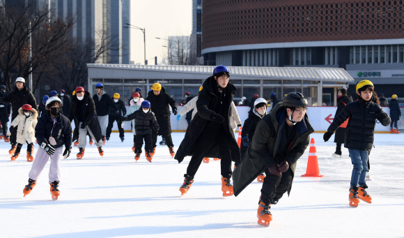 28일 서울 중구 서울광장 스케이트장에서 마스크를 벗은 시민들이 스케이트를 타고 있다. 도준석 기자