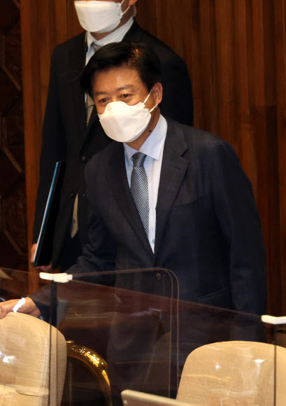 28일 오후 국회에서 열린 본회의에서 뇌물수수·정치자금법 위반 혐의를 받는 더불어민주당 노웅래 의원 체포동의안이 부결됐다. 노 의원이 자신의 체포동의안 투표를 하고 자리로 돌아오고 있다. 2022.12.28  연합뉴스