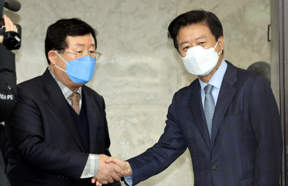 체포동의안 표결을 앞둔 더불어민주당 노웅래 의원이 28일 오후 서울 여의도 국회에서 의원총회에 참석하는 의원들에게 인사하고 있다. 2022.12.28  연합뉴스