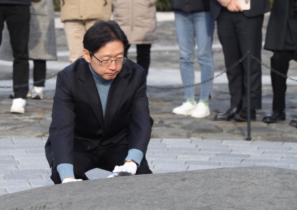 28일 새벽 특별사면으로 출소한 김경수 전 경남지사가 출소 뒤 첫 공식 일정으로 경남 김해 봉하마을 노무현 전 대통령 묘역을 찾아 참배하고 있다. 김해 연합뉴스