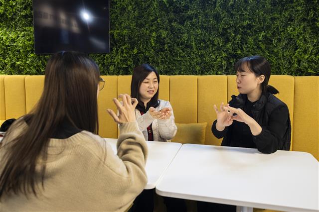 조유나(왼쪽부터), 김홍남, 이수현 수어통역사가 서울 종로구 대학로의 한 카페에서 연극 ‘환등회’ 연습을 앞두고 수어통역에 대해 함께 대화를 나누고 있다.
