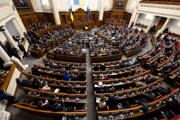 볼로디미르 젤렌스키 우크라이나 대통령이 의회에서 자국 의원들에게 연설하고 있다. 2022.12.28 우크라이나 대통령실 제공 로이터 연합뉴스