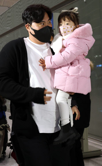 미국프로야구 메이저리그 토론토 블루제이스의 류현진이 29일 오전 인천국제공항에서 출국하기 전 딸을 안고 이동하고 있다. 팔꿈치 수술을 받고 재활 중인 류현진은 평소보다 한 달 이상 빨리 미국으로 출국해 마운드 복귀를 준비한다. 2022.12.29  연합뉴스