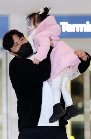 미국프로야구 메이저리그 토론토 블루제이스의 류현진이 29일 오전 인천국제공항에서 출국하기 전 딸을 안아주고 있다. 팔꿈치 수술을 받고 재활 중인 류현진은 평소보다 한 달 이상 빨리 미국으로 출국해 마운드 복귀를 준비한다. 2022.12.29  연합뉴스