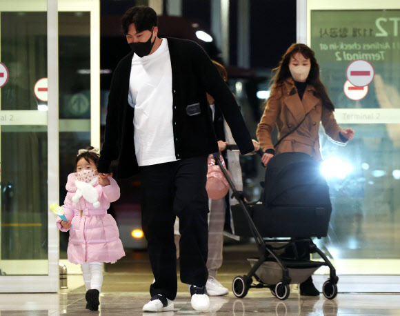 미국프로야구 메이저리그 토론토 블루제이스의 류현진이 29일 오전 인천국제공항에서 출국하기 위해 아내 배지현 전 아나운서, 딸과 함께 공항에 도착하고 있다. 팔꿈치 수술을 받고 재활 중인 류현진은 평소보다 한 달 이상 빨리 미국으로 출국해 마운드 복귀를 준비한다. 2022.12.29  연합뉴스