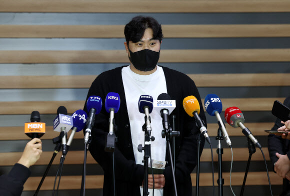 미국프로야구 메이저리그 토론토 블루제이스의 류현진이 29일 오전 인천국제공항에서 출국하기 전 취재진과 인터뷰를 하고 있다. 팔꿈치 수술을 받고 재활 중인 류현진은 평소보다 한 달 이상 빨리 미국으로 출국해 마운드 복귀를 준비한다. 2022.12.29  연합뉴스