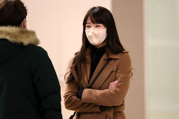 류현진 선수의 아내 배지현 전 아나운서가 29일 오전 인천국제공항 제2여객터미널에서 류 선수의 인터뷰를 기다리고 있다. 2022.12.29.  뉴시스