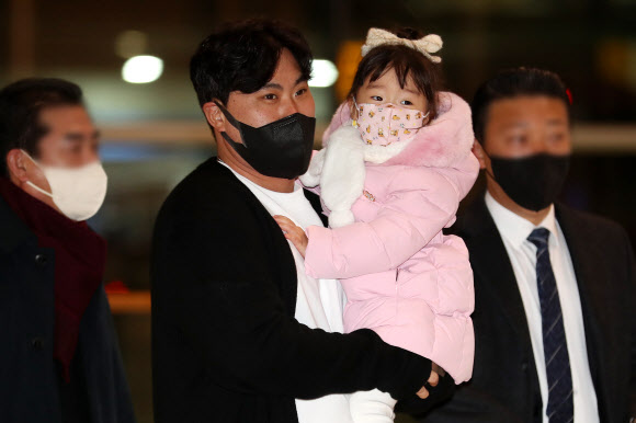 팔꿈치 수술 후 재활 중인 류현진(35?토론토 블루제이스)이 29일 오전 인천국제공항 제2여객터미널에서 딸과 함께 이동하고 있다. 2022.12.29.  뉴시스