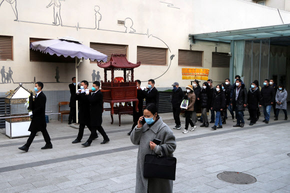 중국의 코로나19 방역 완화 이후 감염자가 폭증하고 있는 가운데 28일(현지시간) 쓰촨성 청두의 한 화장장 밖에서 장례행렬이 지나가고 있다. 2022.12.28 로이터 연합뉴스