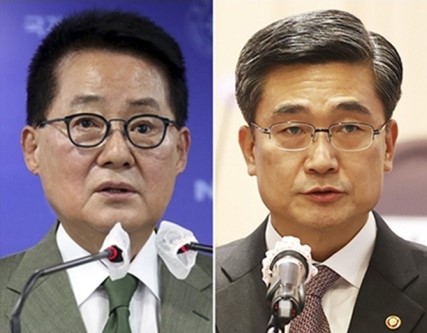 박지원(왼쪽) 전 국정원장. 서욱(오른쪽) 전 국방장관. 연합뉴스 자료사진