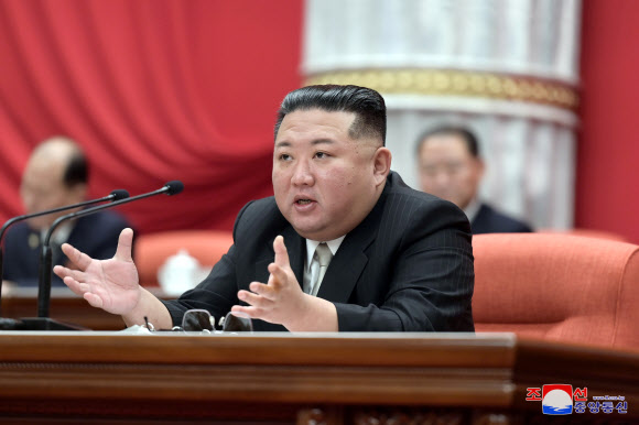 북한 김정은 국무위원장이 노동당 중앙위원회 전원회의 확대회의 사흘째인 28일 ‘보고’를 통해 당 조직의 역할 제고 방안을 제시했다. 조선중앙통신은 29일 전날 전원회의 확대회의 3일차 회의가 계속됐다며 김 위원장이 보고에서 “올해 우리 당의 활동과 자체 강화에서 많은 변화와 진전이 이룩된데 대하여 총화했다”며 “당조직들의 전투력을 부단히 증대시키고 당사업을 보다 참신하게 해나가야 한다”고 강조했다고 전했다.2022.12.29  평양 조선중앙통신·연합뉴스