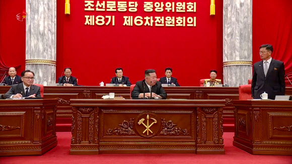 난 28일 당중앙위원회 제8기 제6차 전원회의 3일차 회의가 진행됐다고 조선중앙TV가 29일 보도했다. 김덕훈 내각총리가 일어서서 김정은 국무위원장의 이야기를 경청하고 있다.  2022.12.29  조선중앙TV 화면