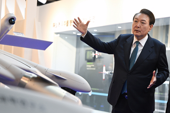 윤석열 대통령이 29일 대전 유성구 국방과학연구소를 방문해 무인기 연구현장을 참관하고 있다. 2022.12.29. 대통령실 제공