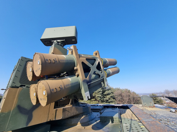 합동참모본부는 오늘 오후, 김승겸 합참의장 주관으로 경기도 양평군 가납리 일대에서 지상작전사령부 와 각 군단, 공군작전사령부, 육군항공사령부 등이 참가한 가운데 적 소형무인기 대응 및 격멸훈련을 실시했다. 사진은 단거리 지대공 미사일 ‘천마’ . 합동참모부 제공