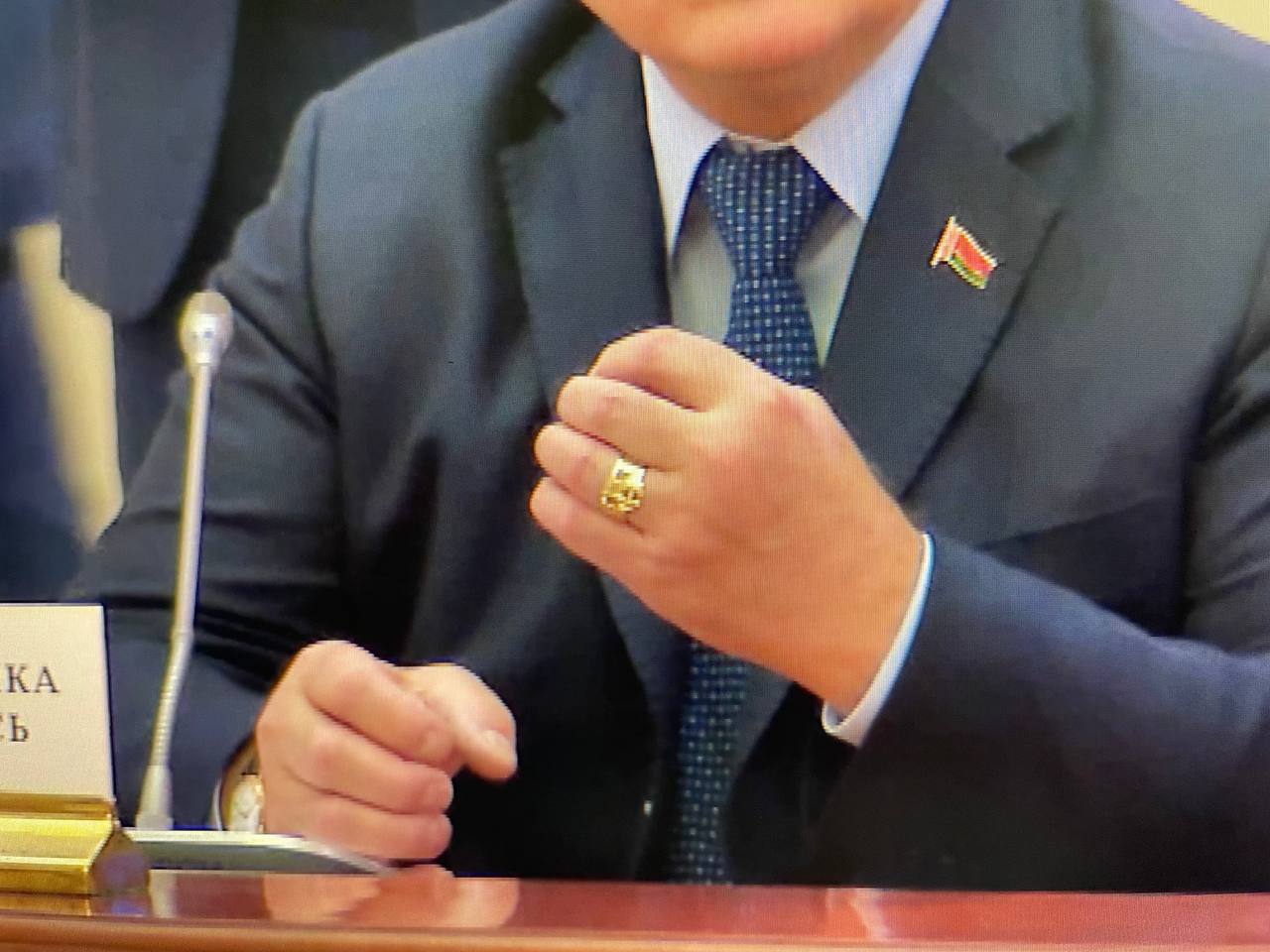 알렉산드르 루카셴코 벨라루스 대통령의 손가락에 블라디미르 푸틴 러시아 대통령이 선물한 반지가 끼워져 있다. 
