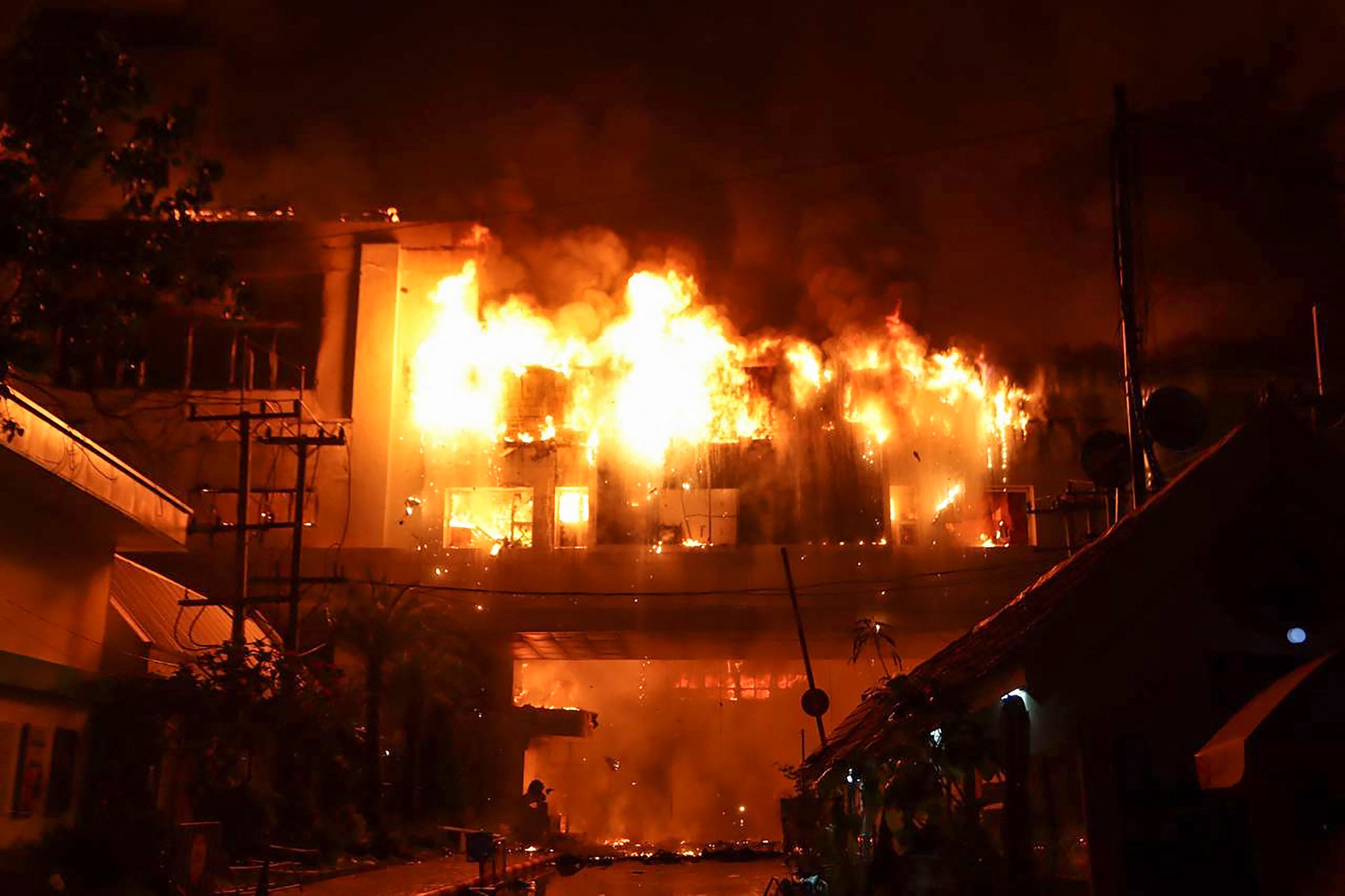 28일(현지시간) 대형 화재가 발생한 캄보디아 포이페트의 그랜드다이아몬드시티호텔. 