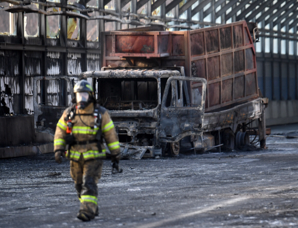 29일 화재 사고가 발생한 경기 과천시 갈현동 제2경인고속도로의 처참한 모습. 화재가 최초로 발생한 트럭. 2022.12.29 박지환기자