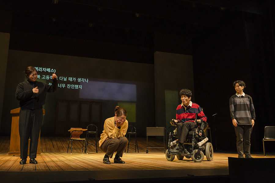 연극 ‘틴에이지 딕’에서 통역하는 김홍남 통역사. 국립극장 제공