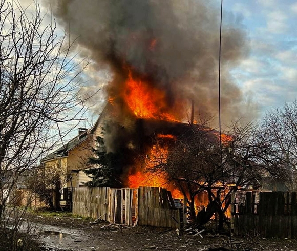 29일(현지시간) 러시아군의 미사일 대공습으로 우크라이나 수도 키이우의 한 주택에서 화염이 치솟고 있다. 2022.12.29  로이터 연합뉴스