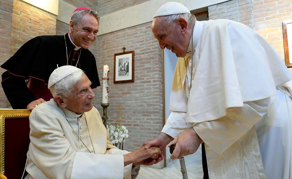 진보와 보수를 대변한다는 평판을 듣는 프란치스코(오른쪽) 교황이 지난 8월 바티칸 시국 안의 수도원에 머무르고 있는 베네딕토 16세를 병문안하는 모습. 바티칸은 이 사진이 두 교황이 함께 담긴 가장 최근 사진이라고 풀 기자단에 제공했다. 영국 BBC 홈페이지 캡처